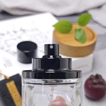 Round Perfume Bottle with a High End Magnetic Black Cap the First Choice for Understated Luxury